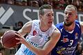 Basketball - easyCredit BBL - s.Oliver Wuerzburg - Science City Jena       -  Bestritt sein bislang bestes Spiel im Trikot von s.Oliver-Würzburg beim Sieg gegen Jena: E. J. Singler (links) lässt sich auch in dieser Szene nicht von Martynas Mazeika  (Jena) aufhalten.