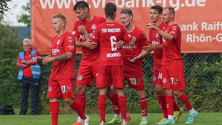 Gleich viermal durften die Spieler des TSV Aubstadt beim ersten Saisonsieg gegen Viktoria Aschaffenburg jubeln. Gleich viermal durften die Spieler des TSV Aubstadt beim ersten Saisonsieg gegen Viktoria Aschaffenburg jubeln.