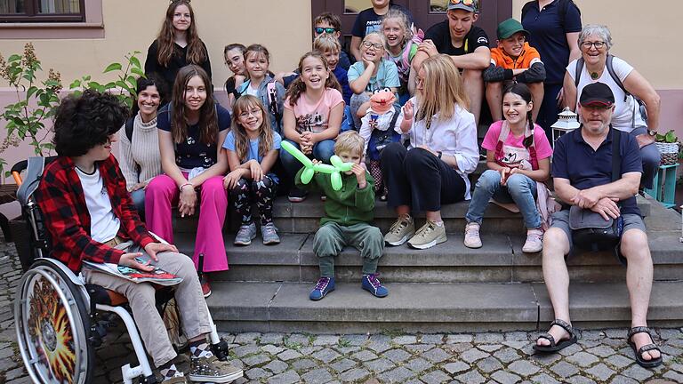 Im Bild die Kinder, die an der Ferienfreizeit von Komm-In in Halle teilnahmen mit ihren Betreuer*innen. Im Bild die Kinder, die an der Ferienfreizeit von Komm-In in Halle teilnahmen mit ihren Betreuer*innen.