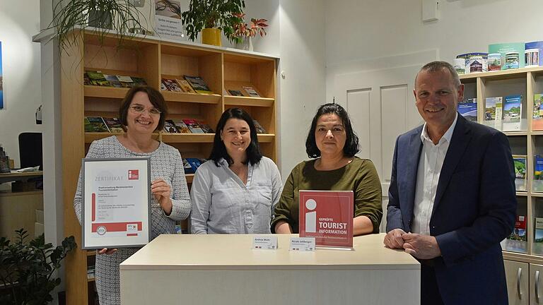 Inge Albert, Andrea Mohr, Nicole Jeßberger und Erster Bürgermeister Thomas Stamm (von links) freuen sich über die erneute Zertifizierung der Touristinformation Marktheidenfeld. Inge Albert, Andrea Mohr, Nicole Jeßberger und Erster Bürgermeister Thomas Stamm (von links) freuen sich über die erneute Zertifizierung der Touristinformation Marktheidenfeld.