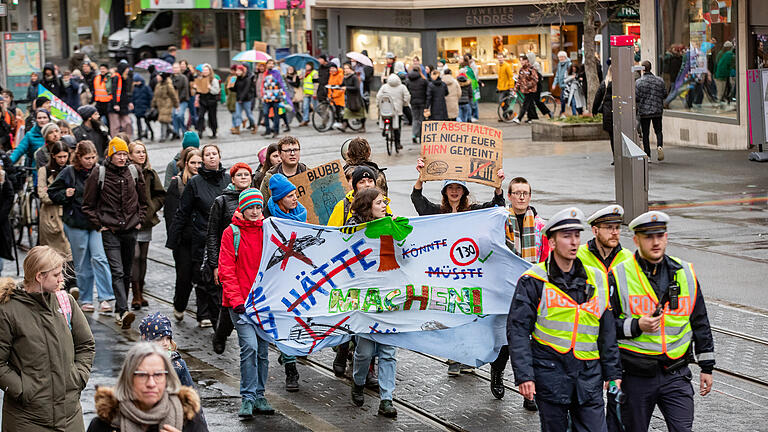 Zahlreiche Menschen nehmen an der Demo von Fridays For Future Würzburg für sozial gerechte Klimapolitik am Freitag 26.01.24 durch die Würzburger Innenstadt teil. Zentrale Forderung ist eine Politik, die die Menschen mitnimmt, anstatt sie alleinzulassen und so Mehrheiten zu verspielen.
