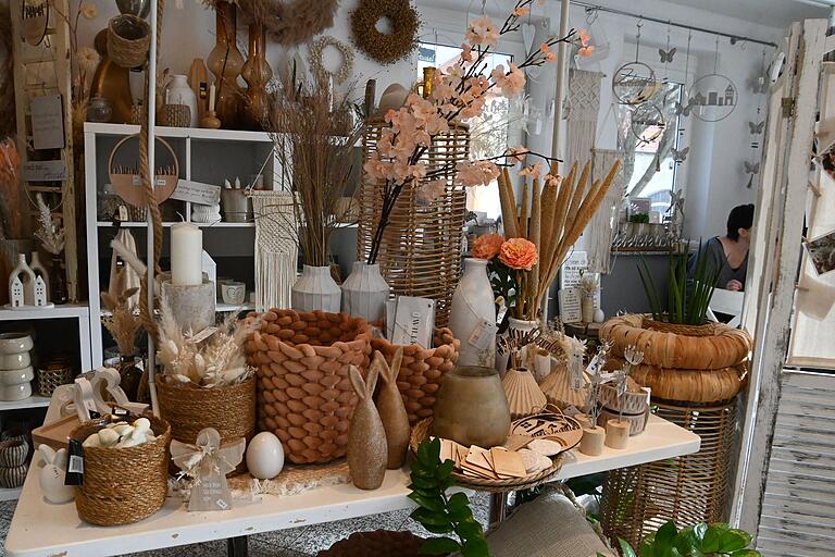 Blumen, Sträuße und Dekomaterial gibt es neben frischem Kaffee und weiteren Leckereien in dem Blumencafé Pusteblume seit mittlerweile zehn Jahren. Blumen, Sträuße und Dekomaterial gibt es neben frischem Kaffee und weiteren Leckereien in dem Blumencafé Pusteblume seit mittlerweile zehn Jahren.