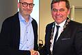 Der 1. Bürgermeister der Stadt Arnstein, Franz-Josef Sauer (rechts) gratuliert Stefan Dorn, der für ihn in den Stadtrat nachrückt. Beide wurden in der Sitzung am Montagabend vereidigt.