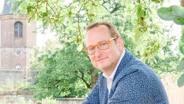 Volker Heißmann genießt viele Stunden in Bad Kissingen – wie hier im Sommer vor der katholischen Stadtpfarrkirche St. Johannes. - Volker Heißmann genießt viele Stunden in Bad Kissingen – wie hier im Sommer vor der katholischen Stadtpfarrkirche St. Johannes. Volker Heißmann genießt viele Stunden in Bad Kissingen – wie hier im Sommer vor der katholischen Stadtpfarrkirche St. Johannes. - Volker Heißmann genießt viele Stunden in Bad Kissingen – wie hier im Sommer vor der katholischen Stadtpfarrkirche St. Johannes.