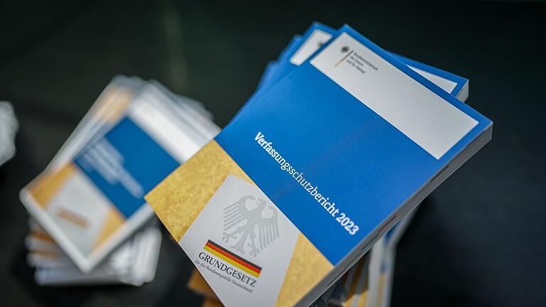 Vorstellung des Verfassungsschutzberichts 2023       -  Der Verfassungsschutz hat im vergangenen Jahr einen Zuwachs sowohl im Linksextremismus als auch im Rechtsextremismus festgestellt.