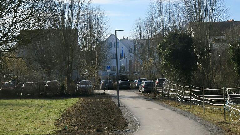 Der neue Rad- und Fußweg in Werneck, im Hintergrund ist der Rathausparkplatz zu sehen. Der neue Rad- und Fußweg in Werneck, im Hintergrund ist der Rathausparkplatz zu sehen.