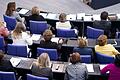 Trügerisches Bild: Auch wenn hier nur ein Mann unter weiblichen Bundestagsabgeordneten sitzt,&nbsp;Frauen sind nach wie vor in den Parlamenten unterrepräsentiert.&nbsp;
