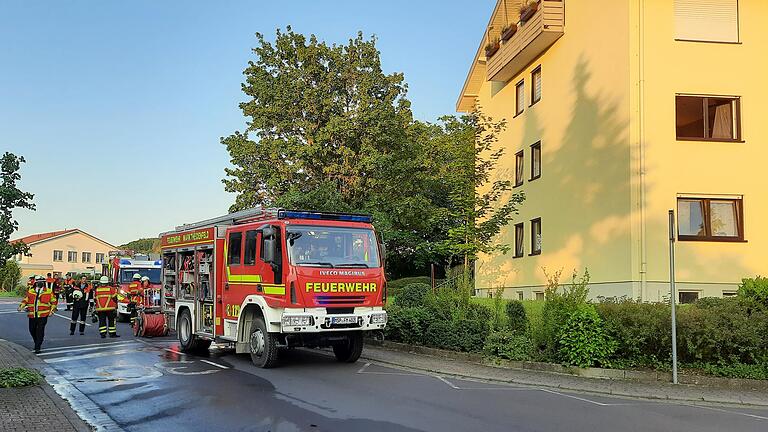 Mit zwei Löschfahrzeugen, Drehleiter und Einsatzleitwagen rückte die Feuerwehr Marktheidenfeld zum Zimmerbrand aus Mit zwei Löschfahrzeugen, Drehleiter und Einsatzleitwagen rückte die Feuerwehr Marktheidenfeld zum Zimmerbrand aus