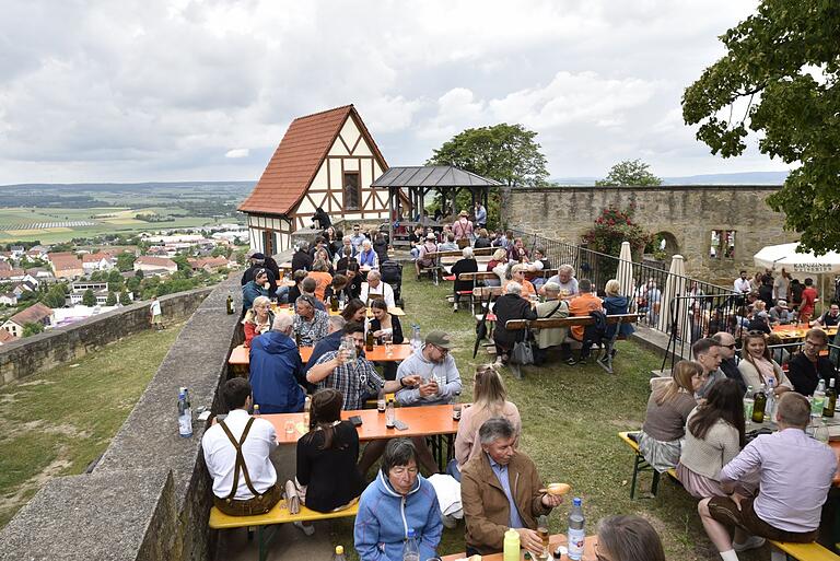 Der Frühschoppen an Pfingstmontagvormittag auf dem Schloßberg wurde zum Treffpunkt für Freunde und Bekannte. Der Frühschoppen an Pfingstmontagvormittag auf dem Schloßberg wurde zum Treffpunkt für Freunde und Bekannte.