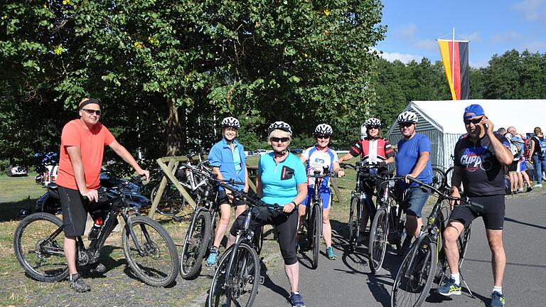 Startklar sind diese Radlerinnen und Radler, die bei der Abschlussveranstaltung des Hessisch-Bayerischen Radvierers in Kothen teilgenommen haben.. - Startklar sind diese Radlerinnen und Radler, die bei der Abschlussveranstaltung des Hessisch-Bayerischen Radvierers in Kothen teilgenommen haben.. Startklar sind diese Radlerinnen und Radler, die bei der Abschlussveranstaltung des Hessisch-Bayerischen Radvierers in Kothen teilgenommen haben.. - Startklar sind diese Radlerinnen und Radler, die bei der Abschlussveranstaltung des Hessisch-Bayerischen Radvierers in Kothen teilgenommen haben..