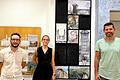Ein Bild aus der Ausstellung mit den Verantwortlichen der Stadtbücherei Hanna Häußler (Mitte) und Danijel Katic (links) sowie Initiator Stefan Lehnert.