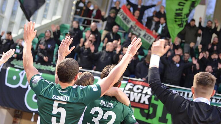 Können Mannschaft und Fans des FC 05 Schweinfurt heute gegen die DJK Vilzing den nächsten Sieg bejubeln? Können Mannschaft und Fans des FC 05 Schweinfurt heute gegen die DJK Vilzing den nächsten Sieg bejubeln?