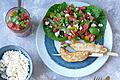 Hähnchenspieße mit Wassermelonensalsa       -  Die fruchtige Wassermelonensalsa mit Feta-Käse ist der perfekte Gegenspieler zum saftigen Hähnchenfilet.