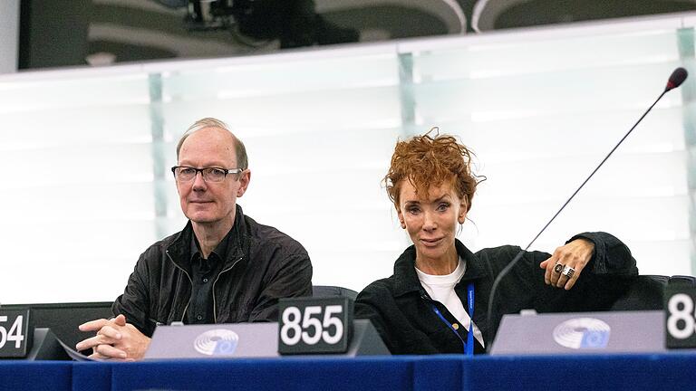 EU-Parlamentarier Martin Sonneborn und Sybille Berg.       -  &bdquo;So günstig war Schwarzfahren nie&rdquo;, sagt Ex-&bdquo;Titanic&rdquo;-Chef Sonneborn.