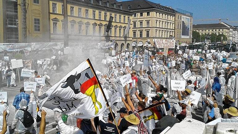 Nicht mit uns: Den Milchviehhaltern in Deutschland reicht es. Am Dienstag demonstrierten sie in München, kommenden Montag wollen sie in Brüssel auf ihre Situation aufmerksam machen. Nicht mit uns: Den Milchviehhaltern in Deutschland reicht es. Am Dienstag demonstrierten sie in München, kommenden Montag wollen sie in Brüssel auf ihre Situation aufmerksam machen.