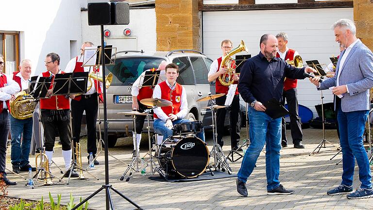 Moderator Steffen Braum (schwarzes Hemd) übergibt das Mikrofon an Bürgermeister Thomas Heinrichs. Moderator Steffen Braum (schwarzes Hemd) übergibt das Mikrofon an Bürgermeister Thomas Heinrichs.