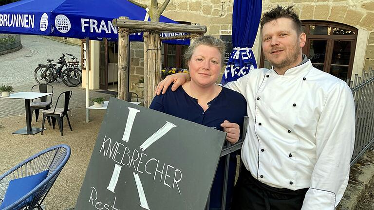 Viele Casteller freuen sich darüber, dass Charlotte Scholz und Christian Kreß mit ihrem Restaurant den alten Ortsnamen "Kniebrecher" wiederbeleben. Viele Casteller freuen sich darüber, dass Charlotte Scholz und Christian Kreß mit ihrem Restaurant den alten Ortsnamen "Kniebrecher" wiederbeleben.