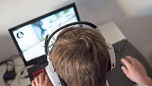 Viele Eltern machen sich Sorgen, ob ihr Kind zu viel am Computer oder Smartphone sitzt.       -  Viele Eltern machen sich Sorgen, ob ihr Kind zu viel am Computer oder Smartphone sitzt.