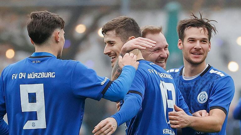 Gemeinsam über Tor und Sieg jubeln wollen (von links) Fabio Hock, Steffen Krautschneider, Max Schebak und Moritz Lotzen im letzten Bayernliga-Heimspiel des Jahres, zu dem der Würzburger FV auf der Sepp-Endres-Sportanlage an der Mainaustraße den ATSV Erlangen erwartet.