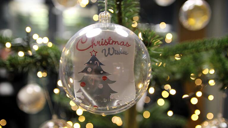 In den Kugeln der Weihnachtswunschbäume, wie hier in der VR-MainBank Gerolzhofen, stehen die Wünsche von Kindern und Jugendlichen des Erich-Kästner-Kinderdorfs und des Antonia-Werr-Zentrums. In den Kugeln der Weihnachtswunschbäume, wie hier in der VR-MainBank Gerolzhofen, stehen die Wünsche von Kindern und Jugendlichen des Erich-Kästner-Kinderdorfs und des Antonia-Werr-Zentrums.