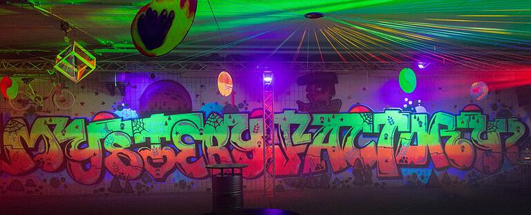 Für ein Konzert in einem der größeren Räume wurde eine Wand aufwändig mit Graffiti gestaltet. Für ein Konzert in einem der größeren Räume wurde eine Wand aufwändig mit Graffiti gestaltet.