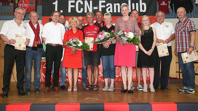 Der FCN-Fanclub Weinfranken Dettelbach ehrte bei seinem Jubiläumsabend einige Gründungsmitglieder. Im Bild die Geehrten, Ehrengäste und Verantwortliche (von links). Vorsitzender Robert Degen, die beiden Pfarrer und Mitglieder Johannes Messerer und Uwe Hartmann, Thomas Rother, Landrätin Tamara Bischof, Gerald Keil, Georg Öhrlein, Burkard Graber, Fanclub-Koordinatorin Heike Joos, Bürgermeisterin Christine Konrad, Matthias Czeschka, Isabel Degen, Armin Göb und Harald Seuring. Der FCN-Fanclub Weinfranken Dettelbach ehrte bei seinem Jubiläumsabend einige Gründungsmitglieder. Im Bild die Geehrten, Ehrengäste und Verantwortliche (von links). Vorsitzender Robert Degen, die beiden Pfarrer und Mitglieder Johannes Messerer und Uwe Hartmann, Thomas Rother, Landrätin Tamara Bischof, Gerald Keil, Georg Öhrlein, Burkard Graber, Fanclub-Koordinatorin Heike Joos, Bürgermeisterin Christine Konrad, Matthias Czeschka, Isabel Degen, Armin Göb und Harald Seuring.