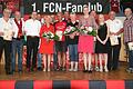 Der FCN-Fanclub Weinfranken Dettelbach ehrte bei seinem Jubiläumsabend einige Gründungsmitglieder. Im Bild die Geehrten, Ehrengäste und Verantwortliche (von links). Vorsitzender Robert Degen, die beiden Pfarrer und Mitglieder Johannes Messerer und Uwe Hartmann, Thomas Rother, Landrätin Tamara Bischof, Gerald Keil, Georg Öhrlein, Burkard Graber, Fanclub-Koordinatorin Heike Joos, Bürgermeisterin Christine Konrad, Matthias Czeschka, Isabel Degen, Armin Göb und Harald Seuring.