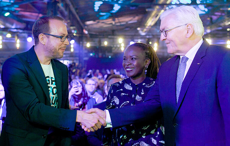 Markus Beckedahl (links), Gründer re:publica, und die Forscherin Nanjira Sambuli begrüßen am Montag Bundespräsident Frank-Walter Steinmeier auf der Berliner Digitalkonferenz re:publica. Die Konferenz dauert noch bist Mittwochabend. Markus Beckedahl (links), Gründer re:publica, und die Forscherin Nanjira Sambuli begrüßen am Montag Bundespräsident Frank-Walter Steinmeier auf der Berliner Digitalkonferenz re:publica. Die Konferenz dauert noch bist Mittwochabend.