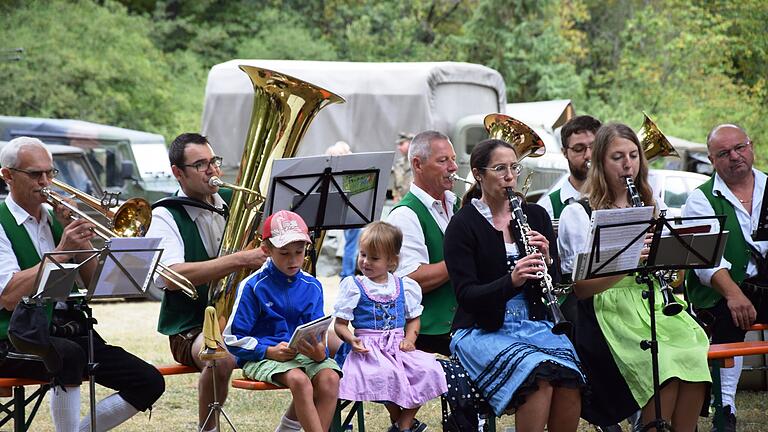Die Reservistenkameradschaft Hausen feierte ihr Jubiläum des 40-jährigen Bestehens mit einem Waldfest an der Rohrbacher Kapelle unter anderem mit Militärfahrzeugausstellung.