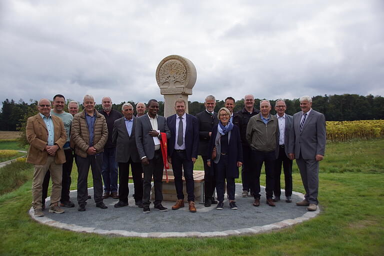 Ein großes Gemeinschaftswerk waren Flurbereinigung und Dorferneuerung in Hummelmarter. Viele der Beteiligten stellten sich am Abschlussdenkmal zum Erinnerungsbild mit dem Leiter des Amtes für Ländliche Entwicklung, Leitendem Baudirektor Jürgen Eisentraut (Mitte), dem 2. Bürgermeister von Oberaurach Hans Albert (rechts) und der Örtlich Beauftragten Brigitte Kuhn (5. von rechts). Ein großes Gemeinschaftswerk waren Flurbereinigung und Dorferneuerung in Hummelmarter. Viele der Beteiligten stellten sich am Abschlussdenkmal zum Erinnerungsbild mit dem Leiter des Amtes für Ländliche Entwicklung, Leitendem Baudirektor Jürgen Eisentraut (Mitte), dem 2. Bürgermeister von Oberaurach Hans Albert (rechts) und der Örtlich Beauftragten Brigitte Kuhn (5. von rechts).