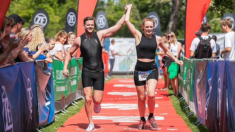 Rund 400 Teilnehmer nahmen beim ersten MainCity Triathlon nach 22 Jahren am wunderschönen Baggersee in Schweinfurt die drei Disziplinen auf sich. Rund 400 Teilnehmer nahmen beim ersten MainCity Triathlon nach 22 Jahren am wunderschönen Baggersee in Schweinfurt die drei Disziplinen auf sich.