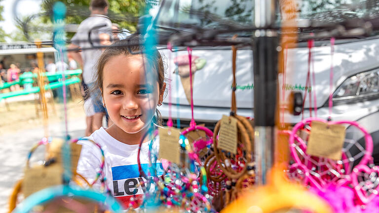 Umsonst und Draußen in Karlstadt       -  Zahlreiche Menschen besuchen am Sonntag (23.07.23) das Umsonst-und-Draußen-Festival in Karlstadt.