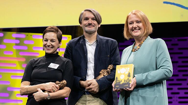 Frankfurter Buchmesse - Jugendliteraturpreis       -  Der Schriftsteller Saša Stanišić und die Illustratorin Regina Kehn (links) haben den Jugendliteraturpreis für ihr Kinderbuch &bdquo;Wolf&rdquo; gewonnen.