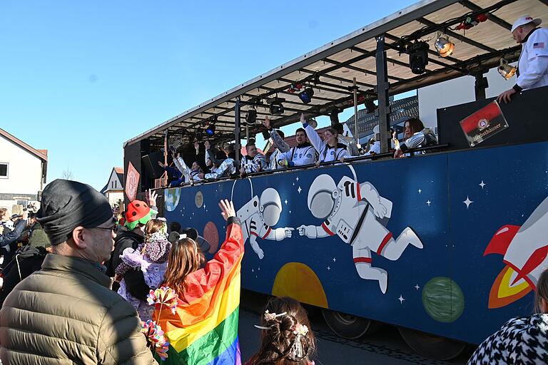 Ausgelassene Stimmung beim Kister Faschingszug auf den Wagen und am Boden.