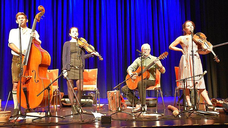 Alles Well: Jonas, Tabea, Hans und Sarah Well sind zusammen die &bdquo;Wellbappn&ldquo;. In der Grafenrheinfelder Kulturhalle boten sie zwei Stunden gute Unterhaltung mit frechen Texten und politischen Botschaften, die mit flotter bayerischer Volksmusik serviert wurden.