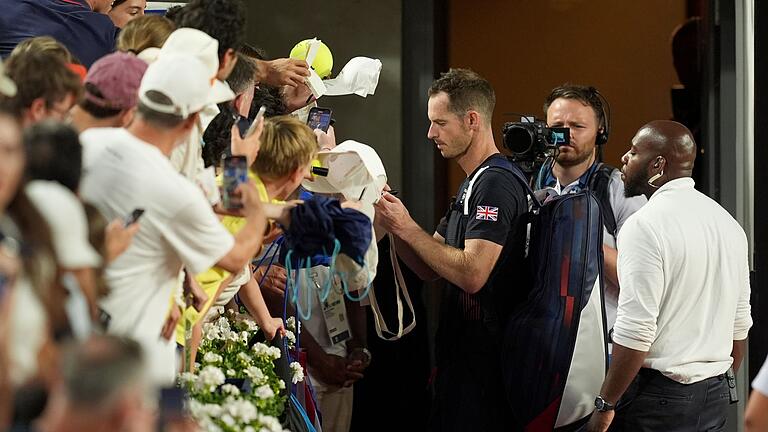 Paris 2024 - Tennis       -  Bevor er den Court verließ, erfüllte Andy Murray noch ein paar Autogrammwünsche.