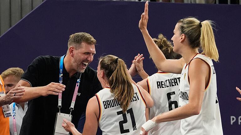 Paris 2024 - Basketball 3x3       -  Nowitzki und die deutschen 3x3-Damen nach dem Gold-Coup.