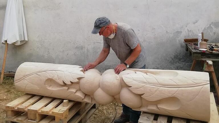 Herbert Holzheimer aus Langenleiten legt letzte Hand an bei seiner Skulptur mit Wein und Weinlaub.       -  Herbert Holzheimer aus Langenleiten legt letzte Hand an bei seiner Skulptur mit Wein und Weinlaub.