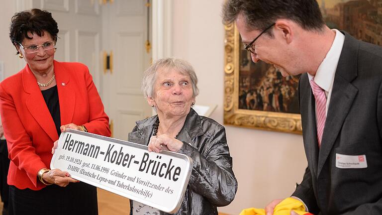 Zur Würdigung seines Lebenswerkes benennt die Stadt Würzburg 2017 eine Fußgängerbrücke nach Hermann Kober († 1998). Oberbürgermeister Christian Schuchardt überreicht das Straßenschild an seine Witwe Irene Kober und die damalige DAHW-Präsidentin Gudrun Freifrau von Wiedersperg.