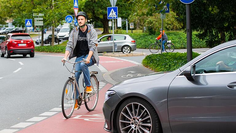 Ein Radfahrer fährt auf dem Berliner Ring in Würzburg in die falsche Richtung. Ein Radfahrer fährt auf dem Berliner Ring in Würzburg in die falsche Richtung. 