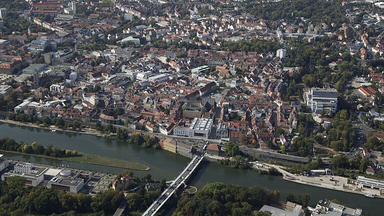 Blick von oben auf Schweinfurt. Wie soll die Zukunft der Stadt aussehen? Blick von oben auf Schweinfurt. Wie soll die Zukunft der Stadt aussehen? 