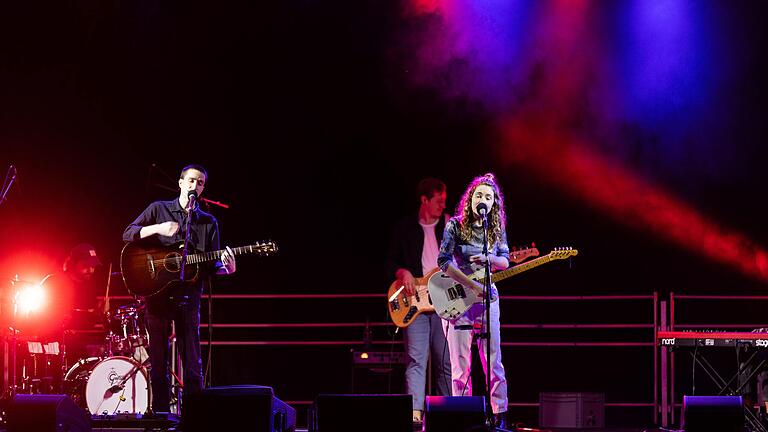 Beim Stramu Konzert im Jahr 2021 tratt das Duo noch als Hannah & Falco auf. Beim Umsonst & Draussen in Würzburg steht das Paar als The Late Summers am Sonntag um 21 Uhr auf der Bühne. Beim Stramu Konzert im Jahr 2021 tratt das Duo noch als Hannah & Falco auf. Beim Umsonst & Draussen in Würzburg steht das Paar als The Late Summers am Sonntag um 21 Uhr auf der Bühne. 