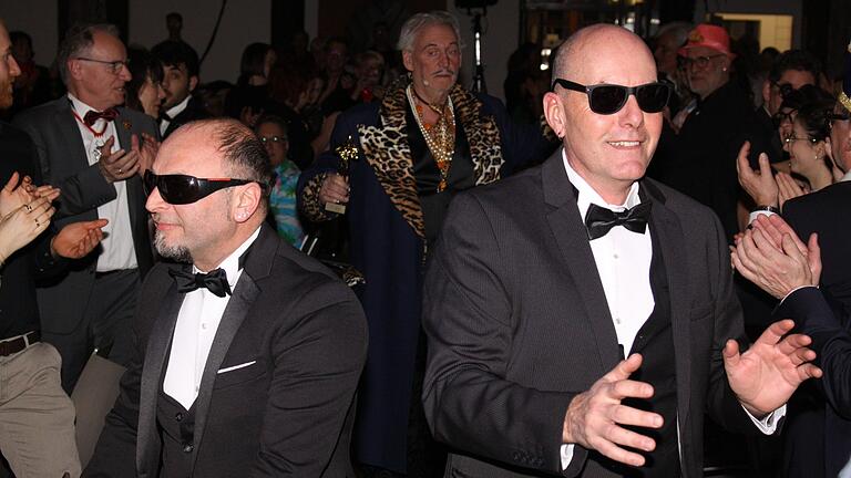 Funktioniert auch ohne schwarze Schminke sehr gut: Der Auftritt der 'Men in Black' bei der Prunksitzung der Kakage. Funktioniert auch ohne schwarze Schminke sehr gut: Der Auftritt der 'Men in Black' bei der Prunksitzung der Kakage. 