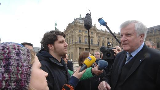 Kabinett tagt in der Residenz       -  Das bayrische Kabinett tagt in der Residenz in Würzburg. Begleitet wurde die Sitzung von Protesten einiger Bürger vor dem Gebäude.