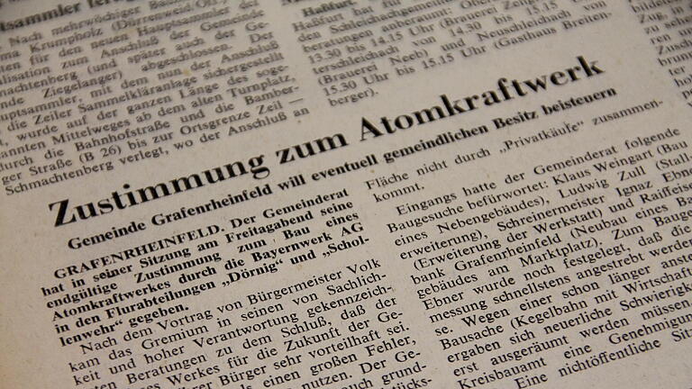 Am 27. Juni geht das Kernkraftwerk Grafenrheinfeld vom Netz. Wir zeichnen die Geschichte des Atommeilers in Bildern nach.

1969:
Am 8. August 1969 stimmt der Gemeinderat in Grafenrheinfeld dem Bau des Atomkraftwerks zu. Das Vorhaben war erst wenige Wochen zuvor durch einen Zeitungsbericht bekannt geworden.

Die Gemeinde verkauft  9,7 Hektar Ackerland an die Bayernwerk AG, 35 Hektar kommen aus Privatbesitz dazu.