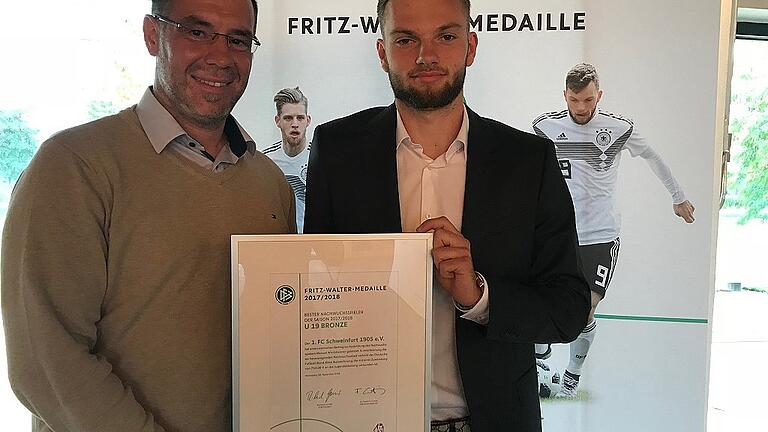 DFB ehrt Arnsteiner Manuel Wintzheimer       -  Die diesjährige Fritz-Walter-Medaille in Bronze ging an einen Fußballer aus Arnstein: nämlich Manuel Wintzheimer (rechts). Der 19-Jährige spielt beim Hamburger SV, seine vorangegangenen Stationen waren der FC Schweinfurt 05, die SpVgg Greuther Fürth und der FC Bayern München. Der Deutsche Fußball-Bund verleiht seit 2005 den Nachwuchsspielern des Jahres die Fritz-Walter-Medaille in Gold, Silber und Bronze. Mit dieser Auszeichnung sollen herausragende Leistungen in den drei Altersklassen U 17, U 18, und U 19 gewürdigt werden.  Mit der Namensgebung erinnert der Deutsche Fußballbund (DFB) an den 2002 verstorbenen Ehrenspielführer der deutschen Nationalmannschaft Fritz Walter, welcher seit dem Gewinn der Weltmeisterschaft 1954 sowohl sportlich als auch menschlich ein Vorbild gewesen sei.  Diese höchste Einzelauszeichnung im deutschen Nachwuchsfußball wurde am Nachmittag vor dem Länderspiel zwischen Deutschland und Peru am Sonntag verliehen, wo Vorstandsmitglied Mirsad Spahija (links) den FC Schweinfurt 05 vertrat. Spahija meinte rückblickend: &bdquo;Manuel hatte schon damals außerordentliche Qualitäten, großen sportlichen Ehrgeiz und zeichnete sich auch abseits des Platzes durch seinen Teamgeist und sein Auftreten aus.&ldquo;