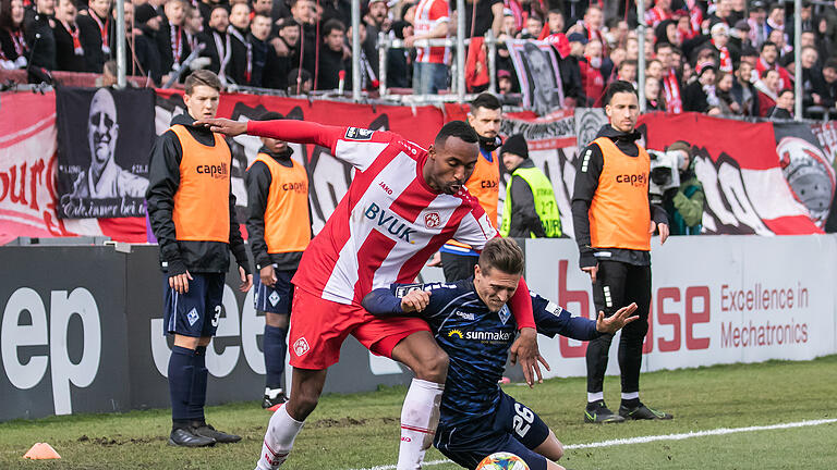 Keine Tore im Spitzenspiel am Samstag (07.03.20) in der Flyeralarm Arena in Würzburg. Die Würzburger Kickers freuen sich nach dem 0:0 gegen Waldhof Mannheim über einen Punkt trotz ordentlicher Leistung. Im Bild: in rot Saliou Sané (11) und in blau Jan Hendrik Marx (26)
