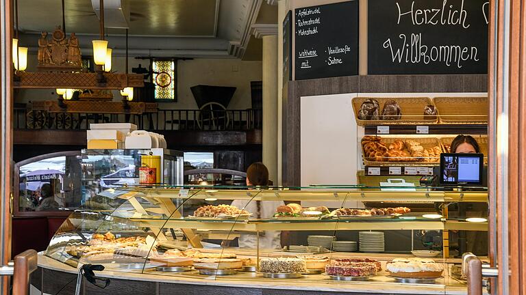111 Jahre nach der Eröffnung am oberen Markt endet eine Ära: Das Café Michel schließt. 111 Jahre nach der Eröffnung am oberen Markt endet eine Ära: Das Café Michel schließt.
