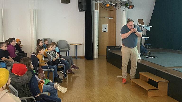 Im gut besetzten Hörsaal der Kinder-Uni Bad Neustadt referierte Prof. Dirk Werling über Viren.