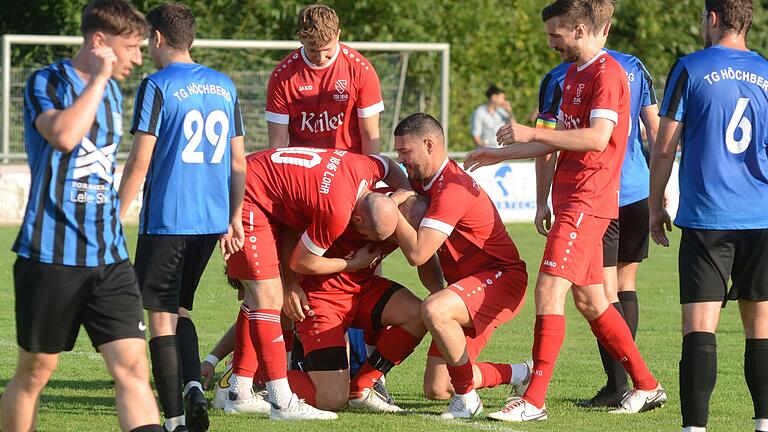 Umarmungen für Ardit Bytyqi (Bildmitte), der eben das 1:0 für den TSV Lohr erzielt hat. Derweil ist die Laune bei den Spielern der TG Höchberg in ihren blauen Trikots weniger gut. Umarmungen für Ardit Bytyqi (Bildmitte), der eben das 1:0 für den TSV Lohr erzielt hat. Derweil ist die Laune bei den Spielern der TG Höchberg in ihren blauen Trikots weniger gut.